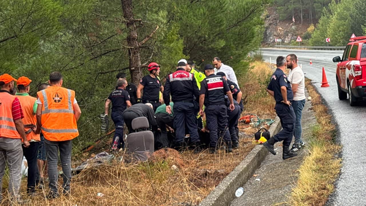 Foto - Hastaneden taburcu oldu, eve götürülürken yolda ağaca çarpıp öldü 