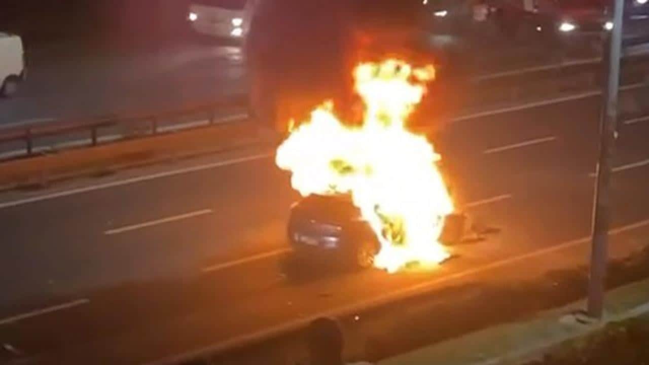 Foto - Havalar soğudu araç yangınları arttı! Uzmanı yapılması gerekilenleri açıkladı