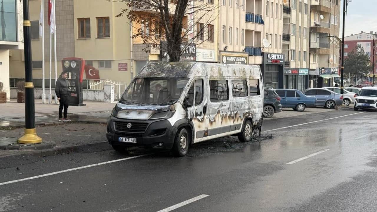 Foto - Havalar soğudu araç yangınları arttı! Uzmanı yapılması gerekilenleri açıkladı