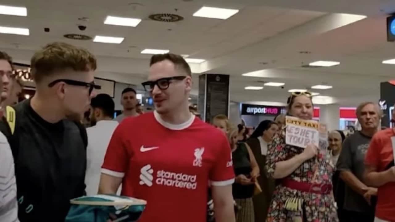 Foto - Havalimanında Salah izdihamı: Macaristan'da yoğun ilgi