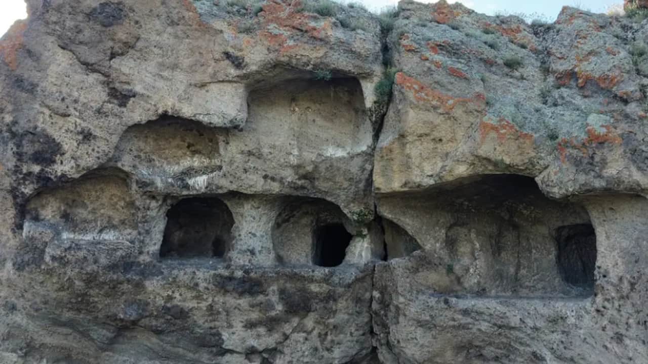 Havaya uçurmaya çalıştılar: 1800 yıllık mezar ortaya çıktı!