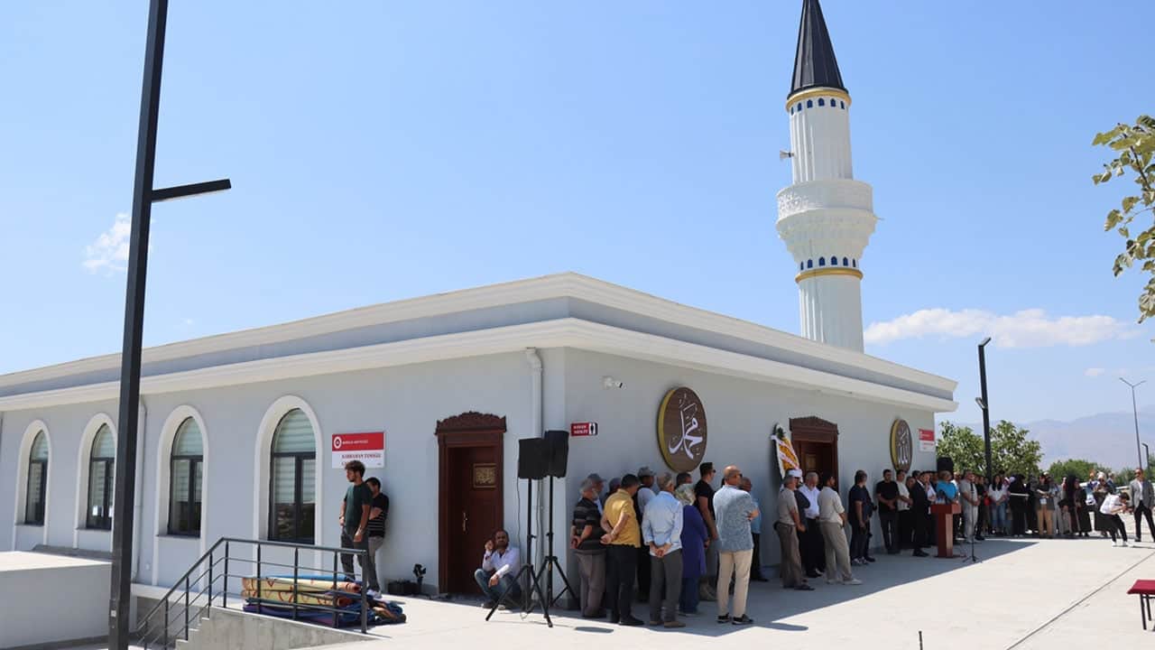 Foto - Hayırsever işadamının babası adına yaptırdığı cami cuma namazıyla ibadete açıldı