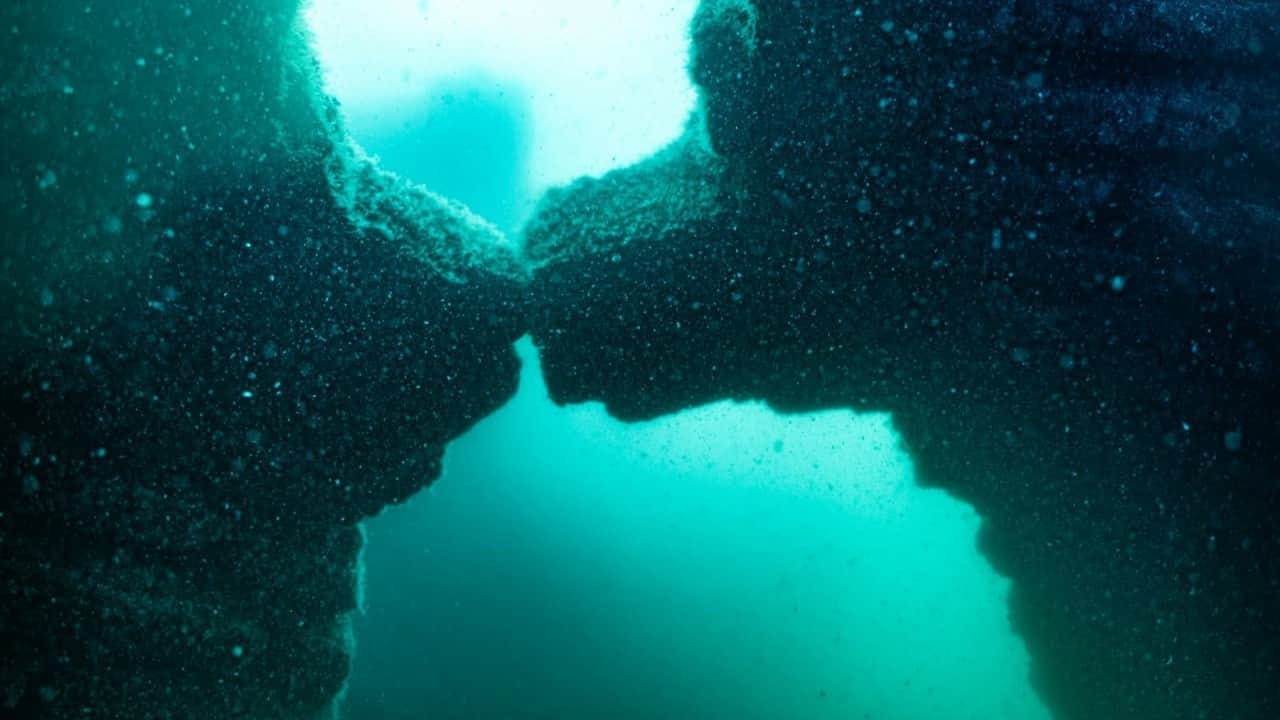 Foto - Hazar Gölü'ndeki 'batık şehir' de tarihi kalıntılar kayıt altına alınıyor: Tarih resmen fışkırıyor...
