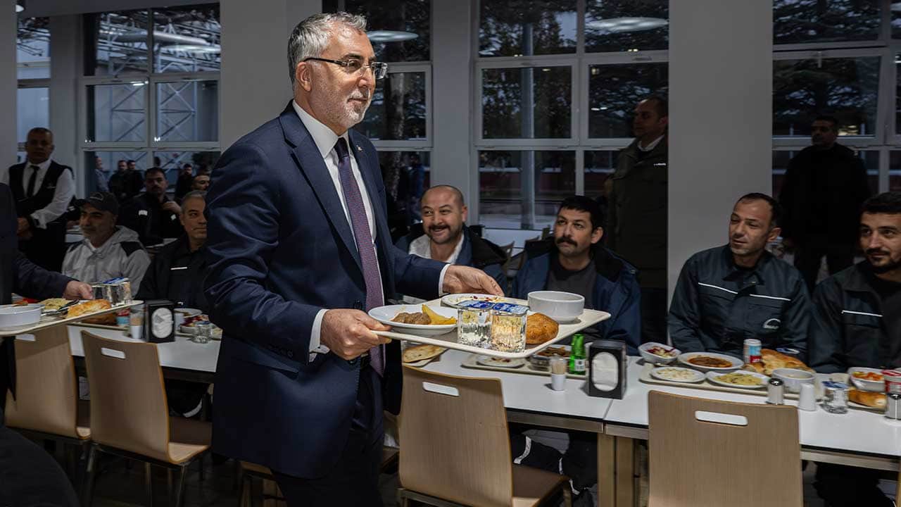 Foto - Helal olsun! Çalışma ve Sosyal Güvenlik Bakanı Vedat Işıkhan, gönülleri fethetti