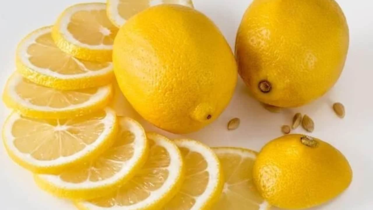 Her evde var! Limon kabuğu ve çekirdeği C vitamini içeriğiyle, şifa olan etkisiyle şaşırtıyor! Limonlu su ile ödemi durdur