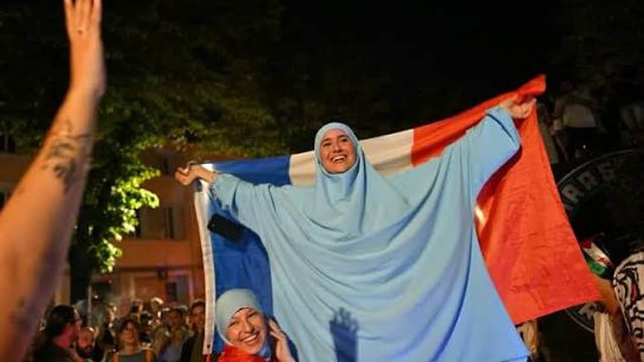 Foto - Her şey bir anda oldu! Hristiyan ülkedeki bütün kadınlar birer birer başlarını örtmeye başladı