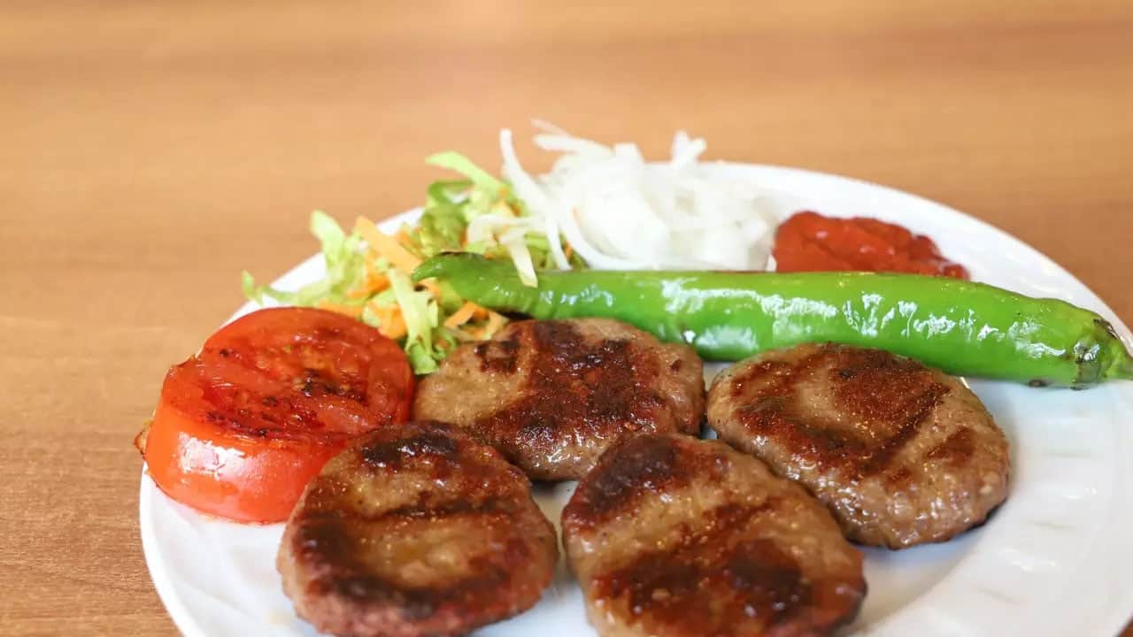 Foto - Herkes bu lezzeti konuşuyor: Marmara bölgesinden dünyaya yayılan lezzet: Pabuç köftesi tarifi nasıl yapılır?