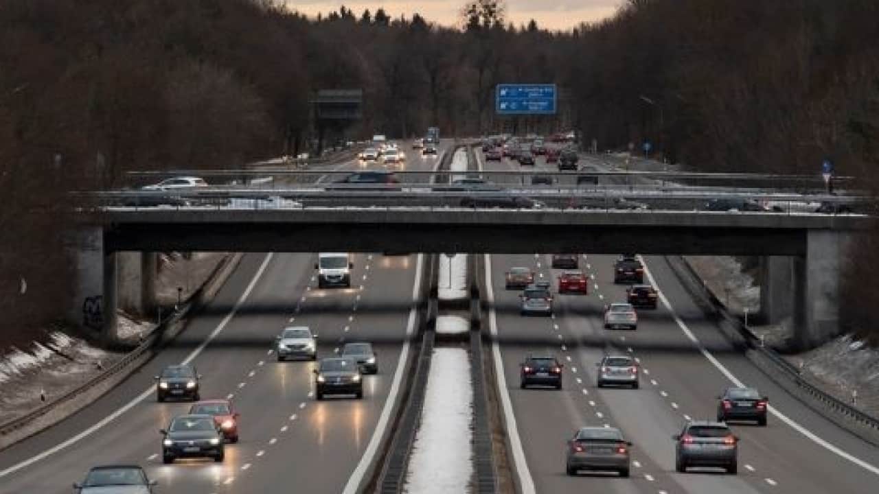 Foto - Herkes ne olduğunu merak ediyor: İşte trafikteki 5 çizgili tabelanın anlamı!