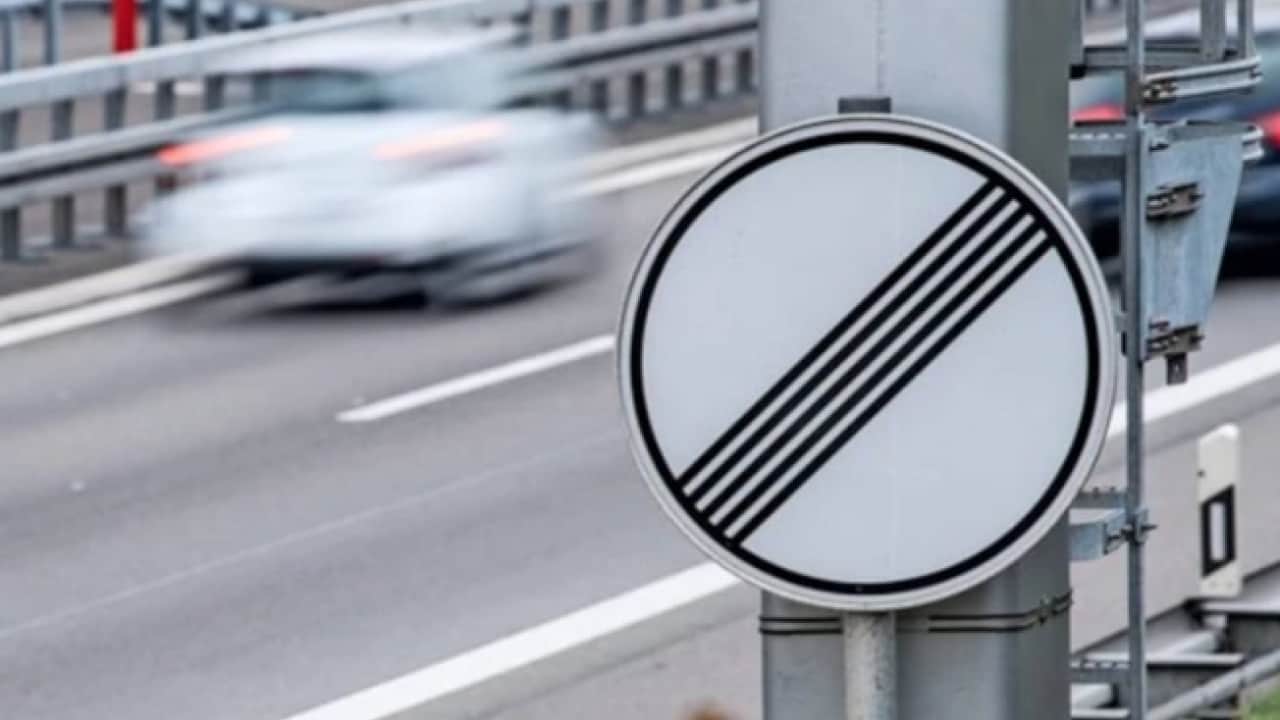 Herkes ne olduğunu merak ediyor: İşte trafikteki 5 çizgili tabelanın anlamı!