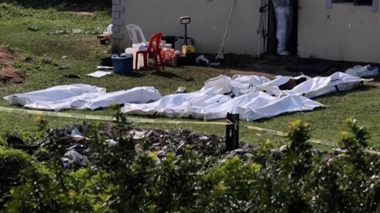 Herkes şokta! Gece yarısı bastılar, 17 cesedi barın önüne böyle dizdiler