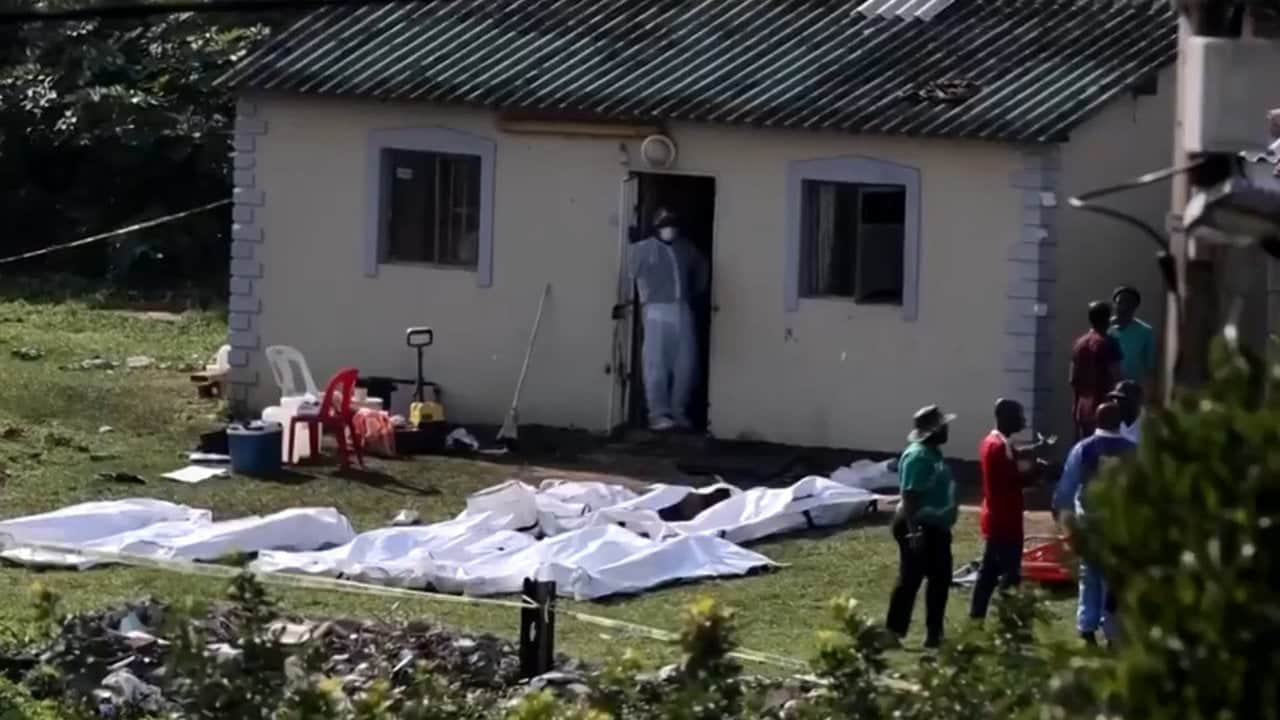 Foto - Herkes şokta! Gece yarısı bastılar, 17 cesedi barın önüne böyle dizdiler