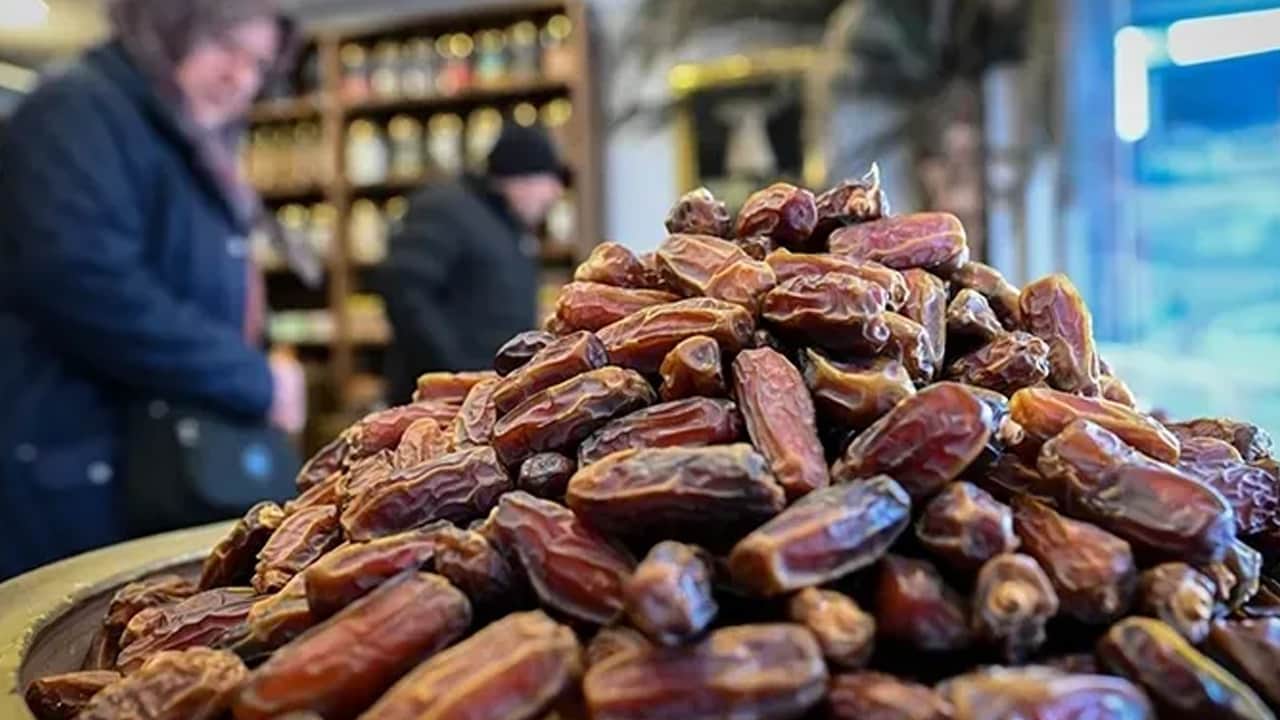 Foto - Hurma öyle bir şey yaptı ki... Avuç avuç ye: Saç dökülmesine iyi geliyor! Zengin demir, potasyum deposu 