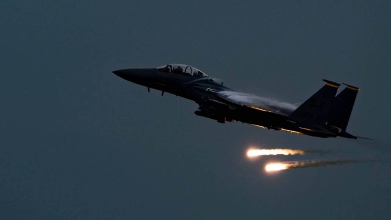 Foto - Husilere hava saldırısı! Uçaklar bomba yağdırdı