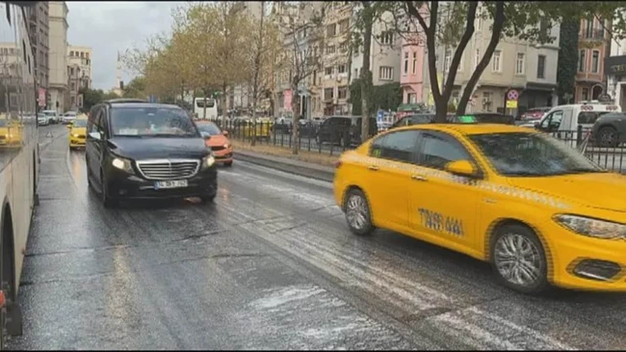 Foto - İBB otobüsleri yine çile saçtı! Beyoğlu’nda facianın eşiğinden dönüldü, yol kan gölüne dönüyordu!