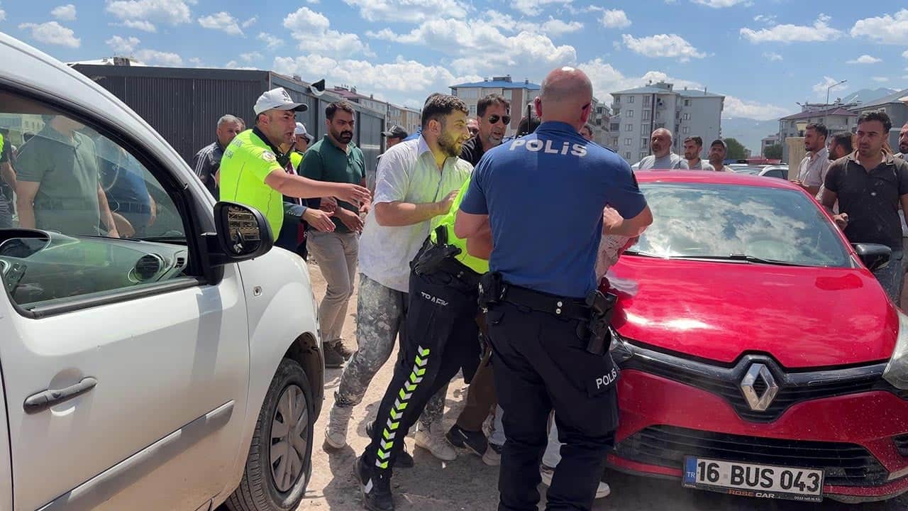 İcra baskınına işçilerden barikat! Polisin müdahale ettiği o anlarda ortalık savaş alanına döndü