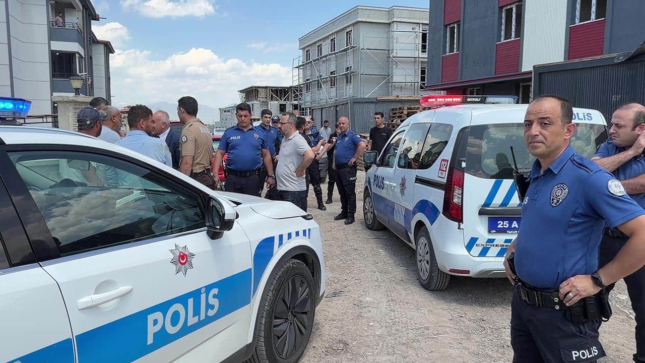 Foto - İcra baskınına işçilerden barikat! Polisin müdahale ettiği o anlarda ortalık savaş alanına döndü
