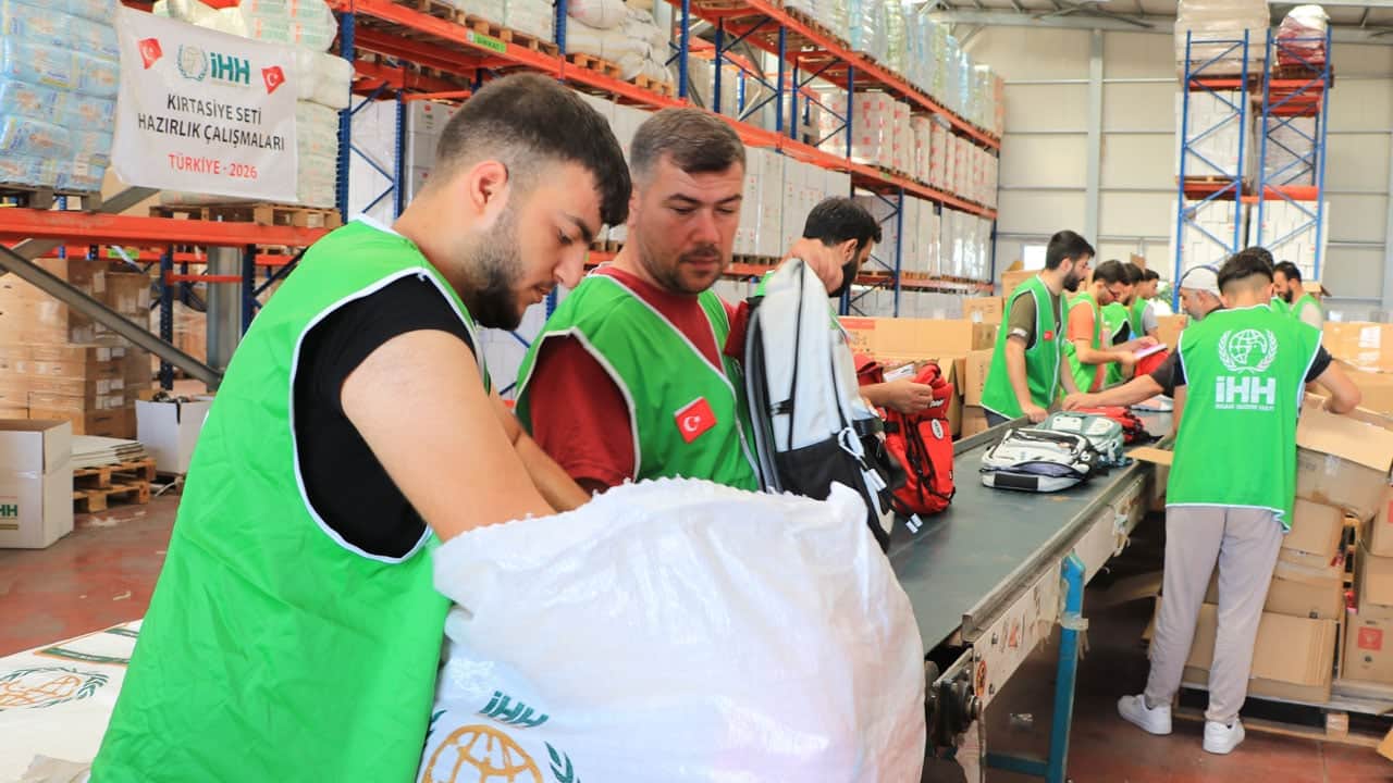 Foto - İHH yeni eğitim döneminde kolları sıvadı! 81 ilde 2 bin öğrenciye kırtasiye yardımı