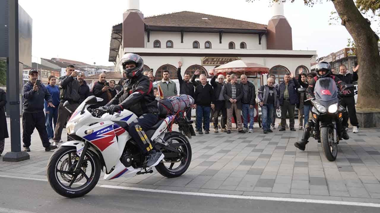 İki teker üstünde umreye: Düzceli iki arkadaş yola koyuldu