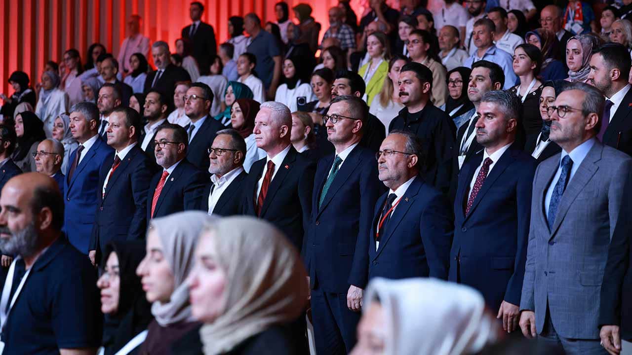 Foto - İletişim Başkanı Duran "Şehit ve Şahit" programına katıldı: Darbeler silsilesini kahramanlar mezara gömdü