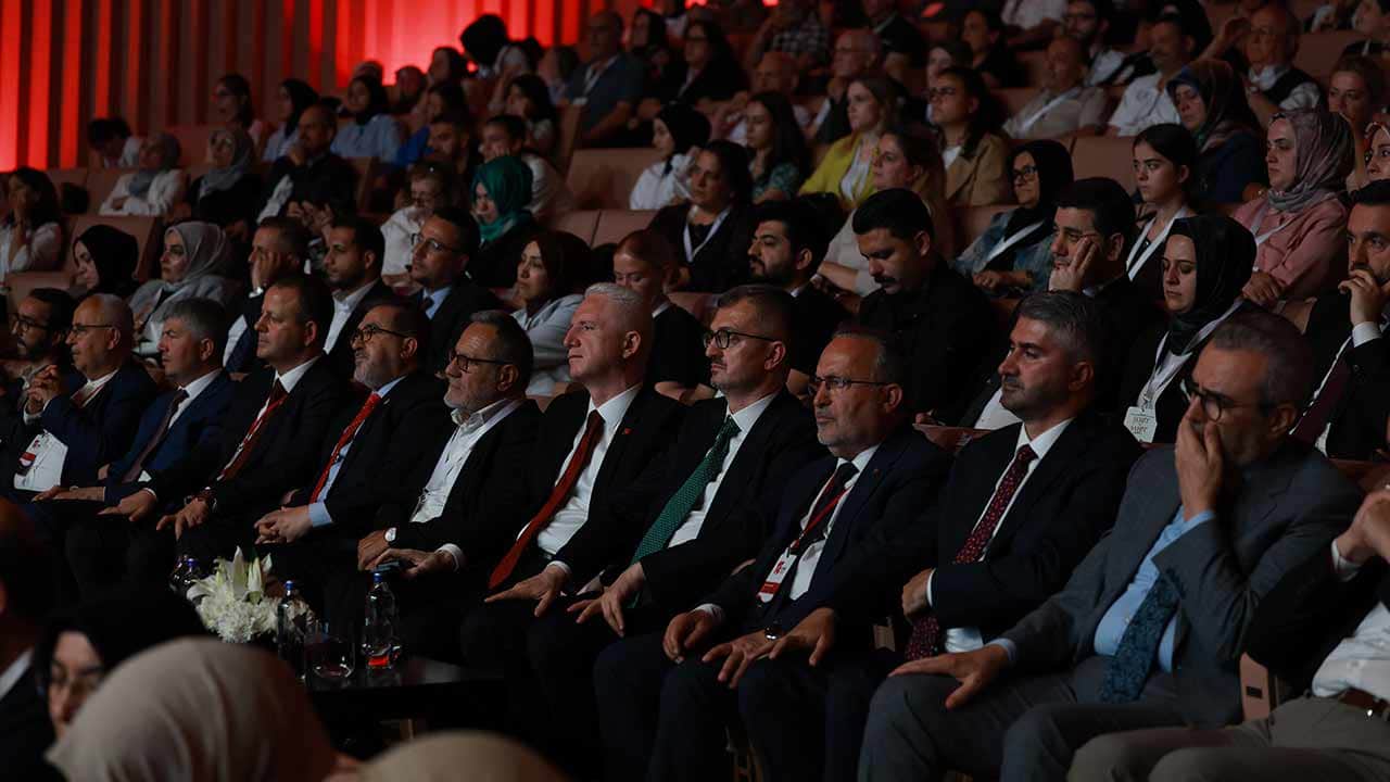 Foto - İletişim Başkanı Duran "Şehit ve Şahit" programına katıldı: Darbeler silsilesini kahramanlar mezara gömdü