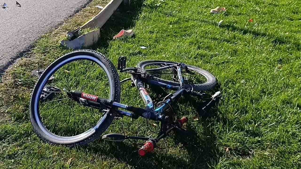 Foto - İnegöl'de feci kaza: Kamyonetin çarptığı bisikletli kız kurtarılamadı!