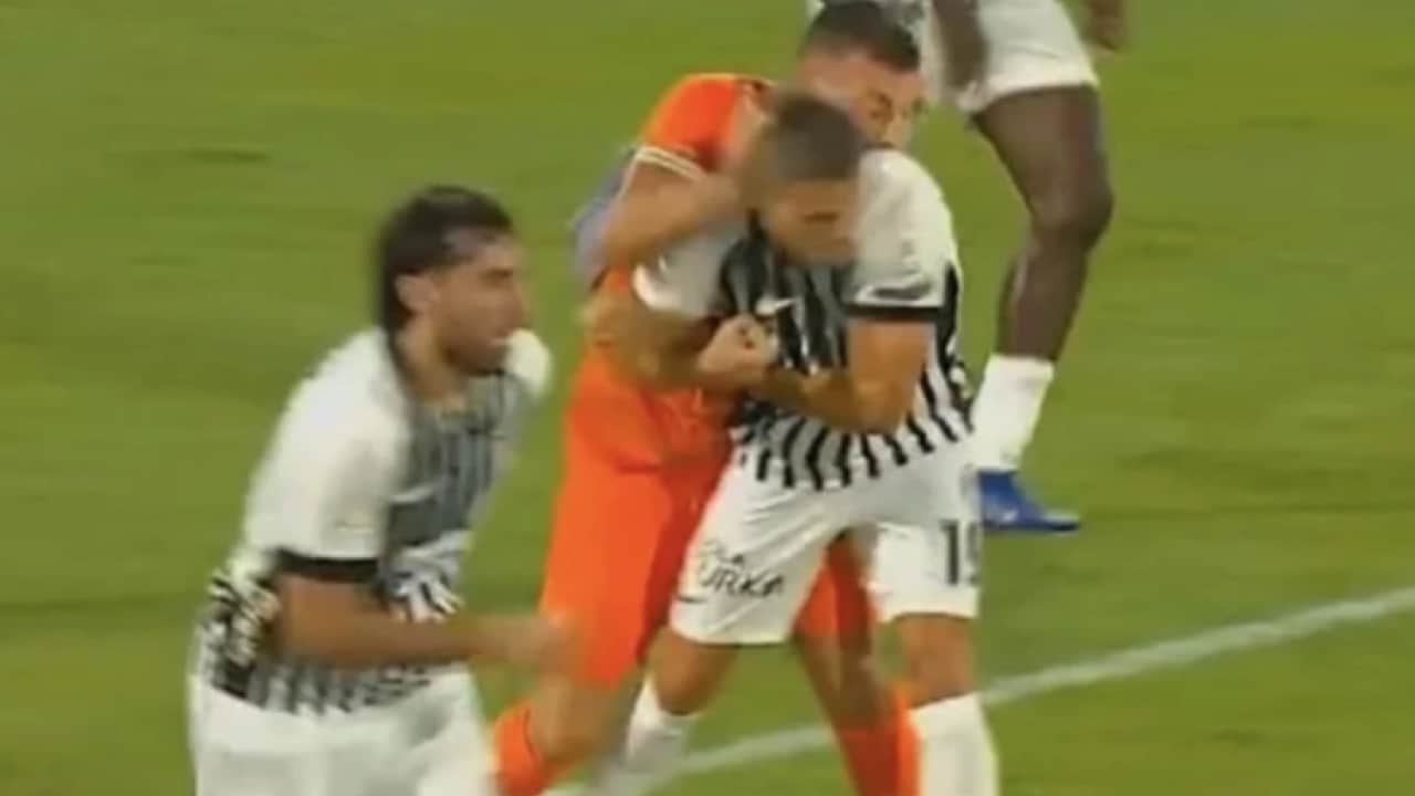Foto - İngilizler şaşırıp kaldı: 'Tokat atan futbolcu ceza almadı!'