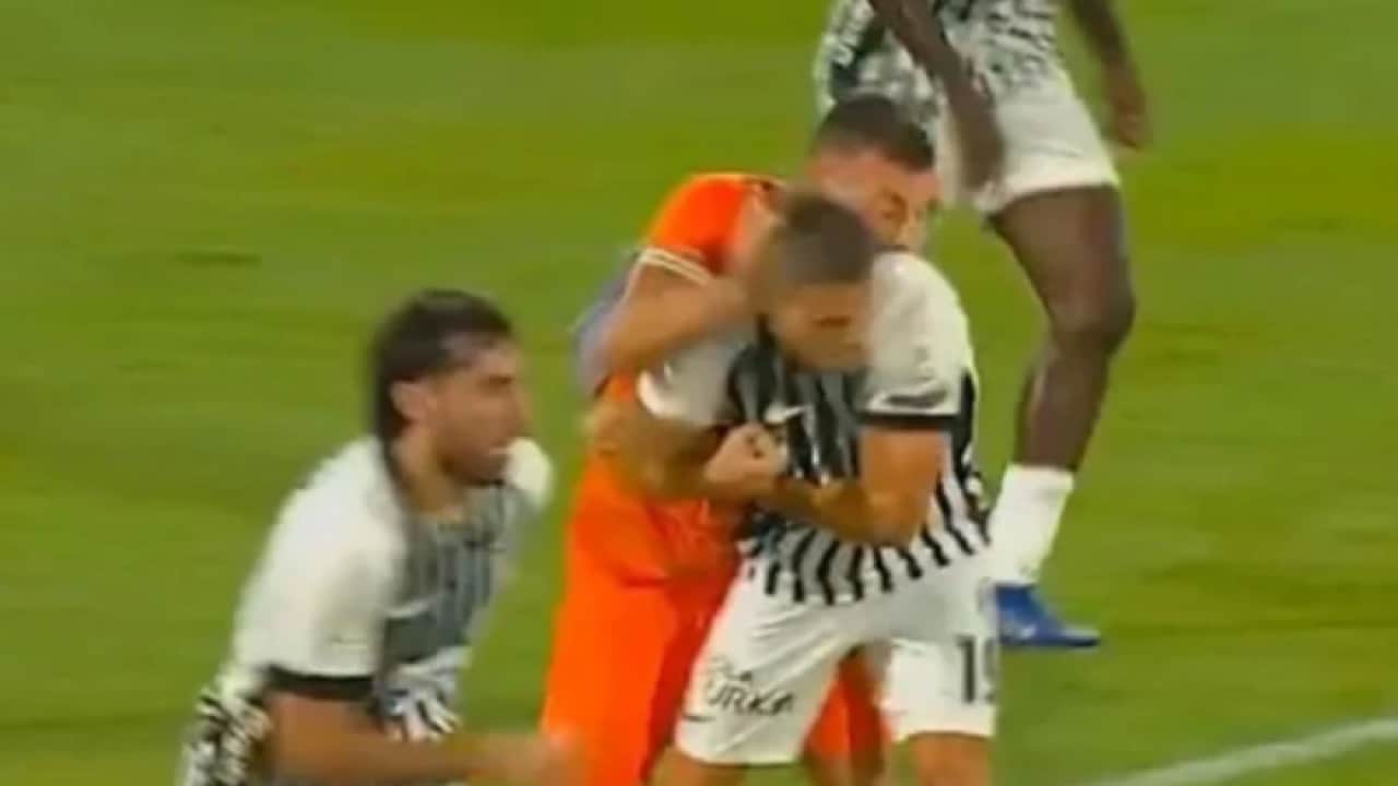 İngilizler şaşırıp kaldı: 'Tokat atan futbolcu ceza almadı!'