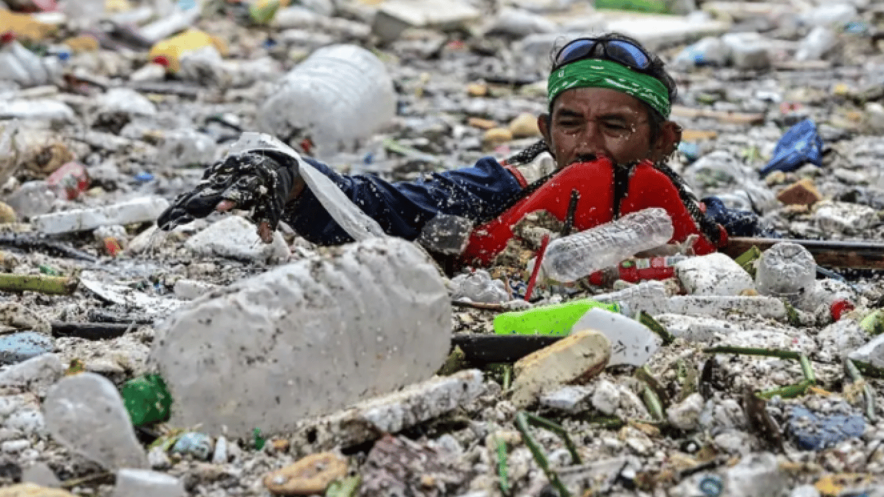 Foto - Dünyayı şok eden görüntüler: İnsanlar çöplerin içinde yüzüyor!