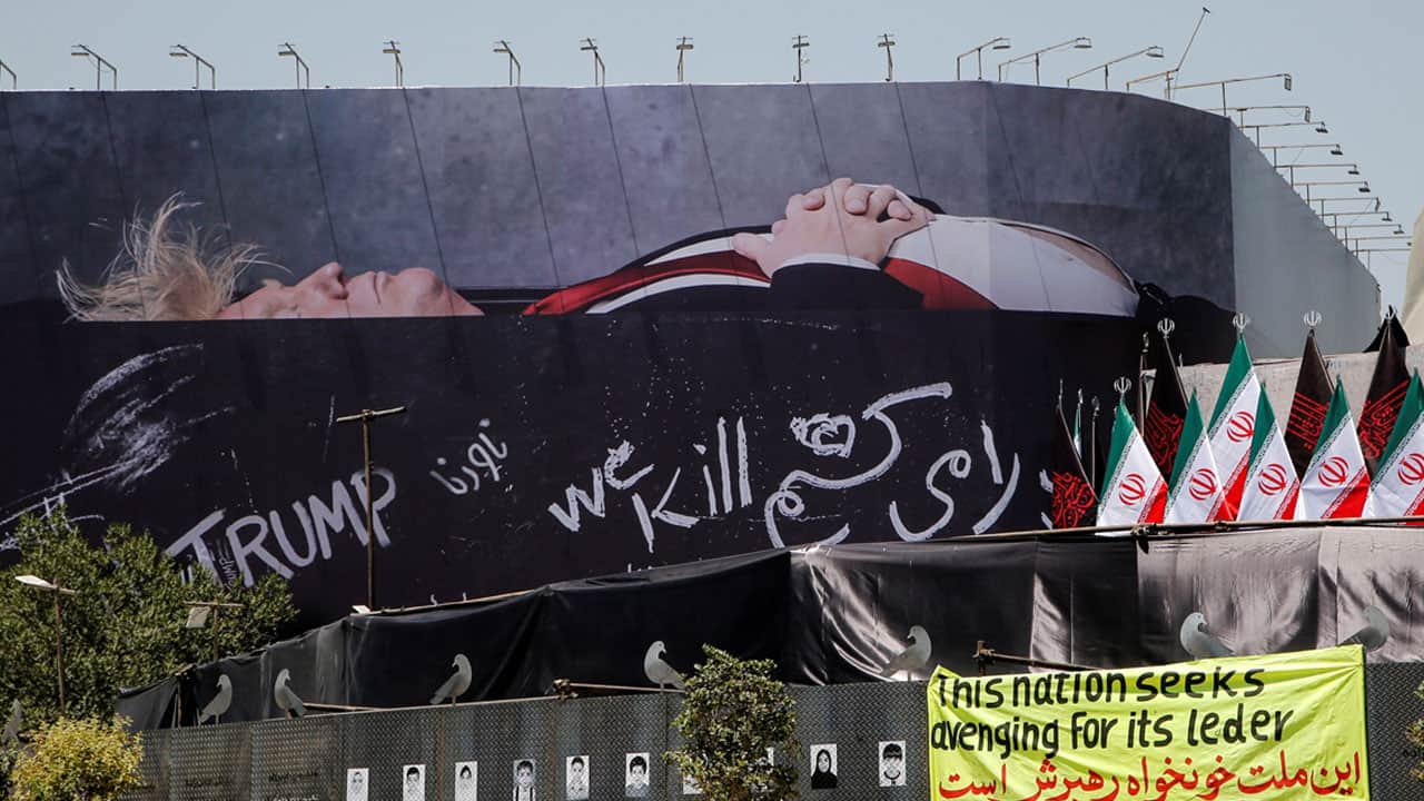 Foto - İran'da ABD'ye öfke çığ gibi büyüyor: Tahran'ın göbeğine 'tabutta yatan Trump' afişi 