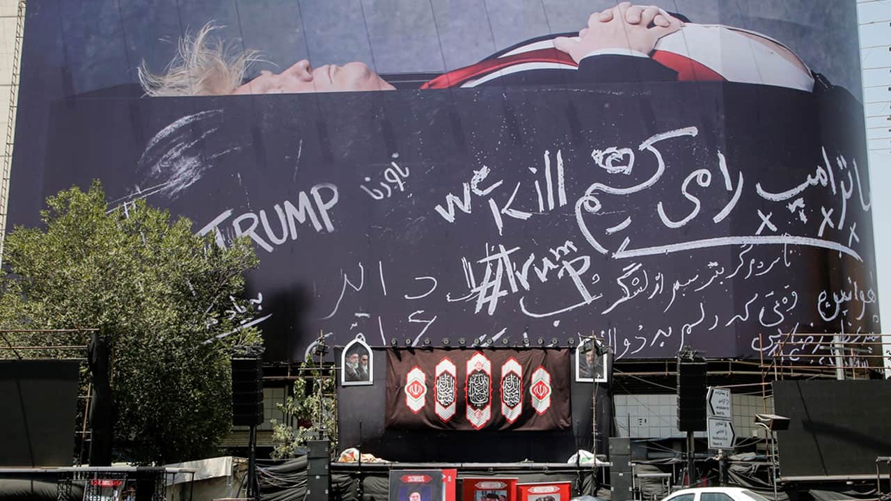 Foto - İran'da ABD'ye öfke çığ gibi büyüyor: Tahran'ın göbeğine 'tabutta yatan Trump' afişi 