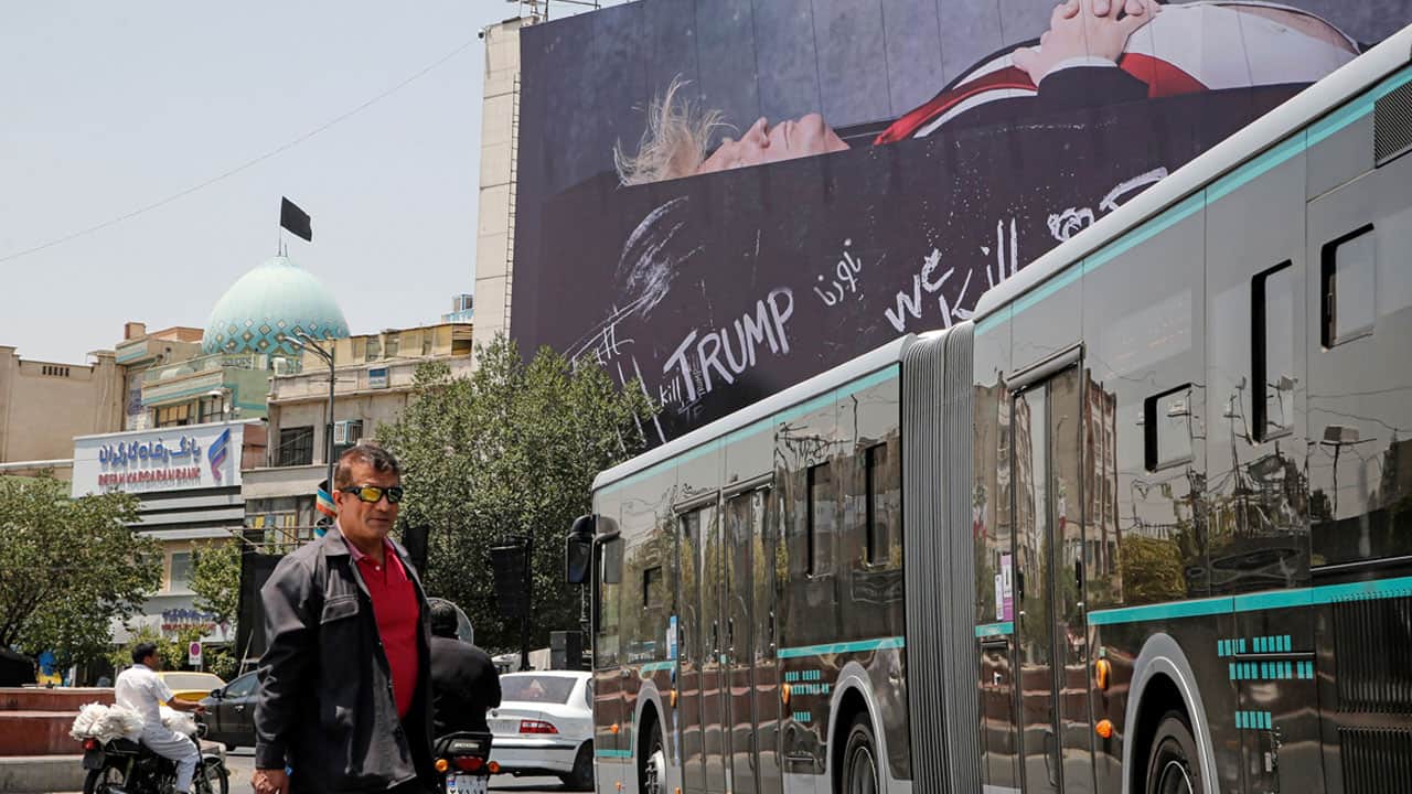 Foto - İran'da ABD'ye öfke çığ gibi büyüyor: Tahran'ın göbeğine 'tabutta yatan Trump' afişi 