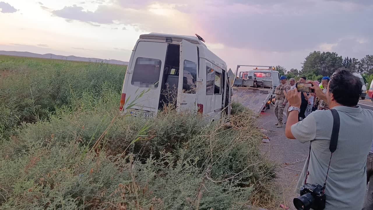 Foto - İşçi servisi kanala devrildi! Çok sayıda yaralı var