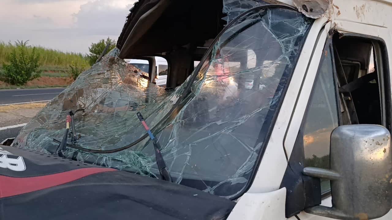 Foto - İşçi servisi kanala devrildi! Çok sayıda yaralı var
