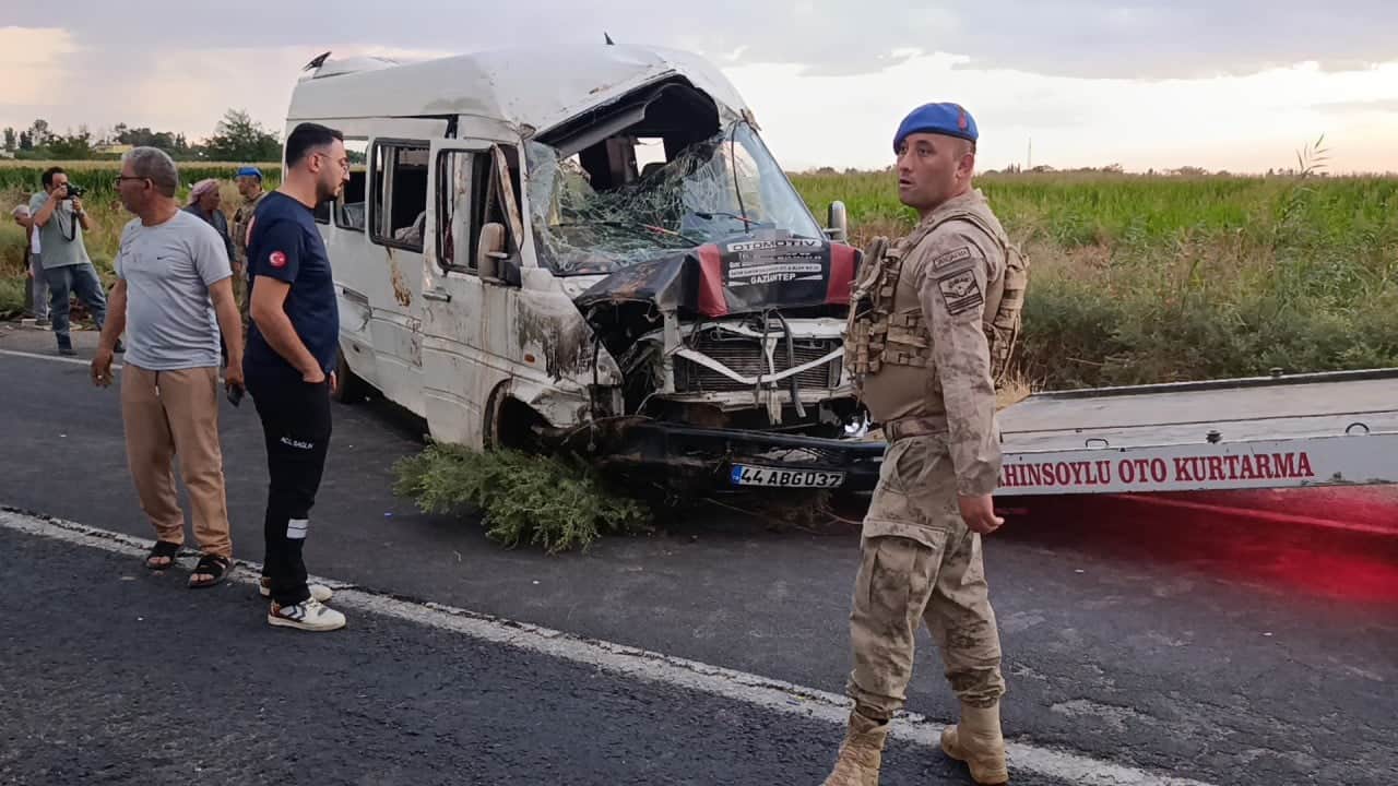 Foto - İşçi servisi kanala devrildi! Çok sayıda yaralı var