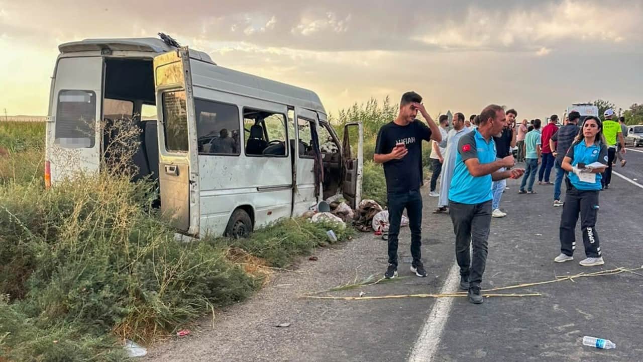 Foto - İşçi servisi kanala devrildi! Çok sayıda yaralı var