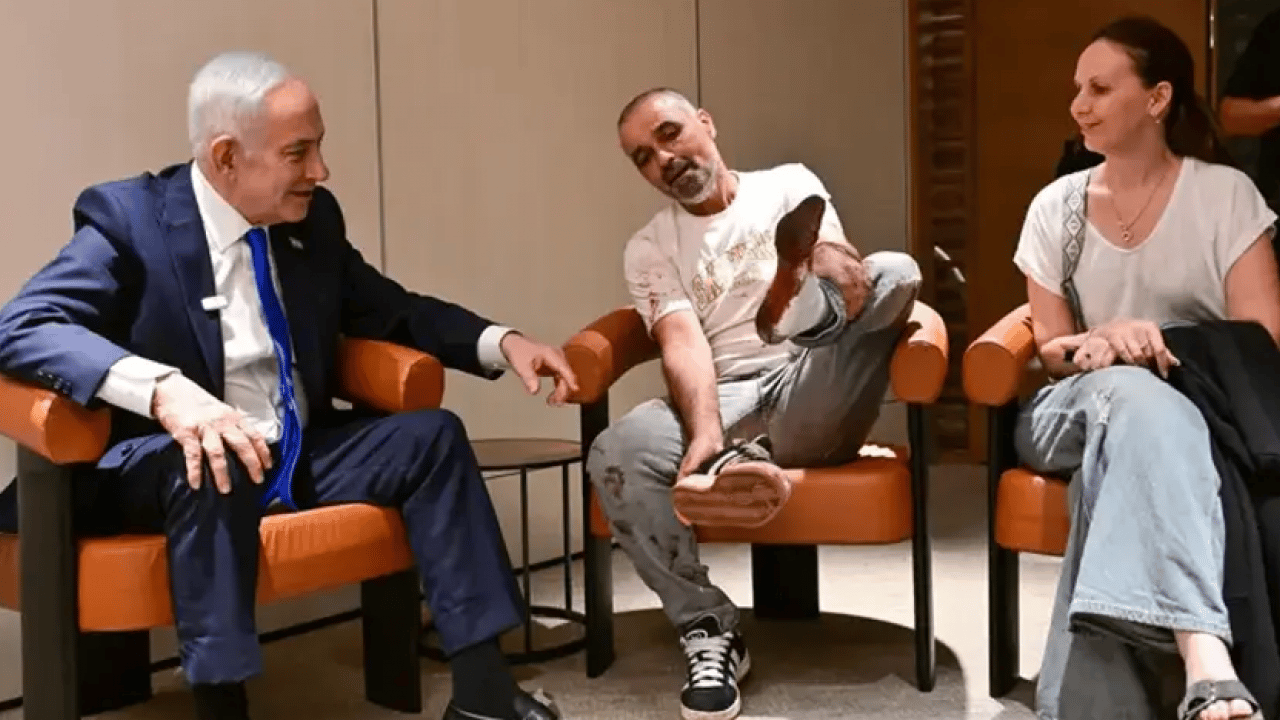 Foto - İşgalci Netanyahu uçak kirizini şova çevirdi: Bıçaklı korsan saldırısını PR malzemesi yaptı