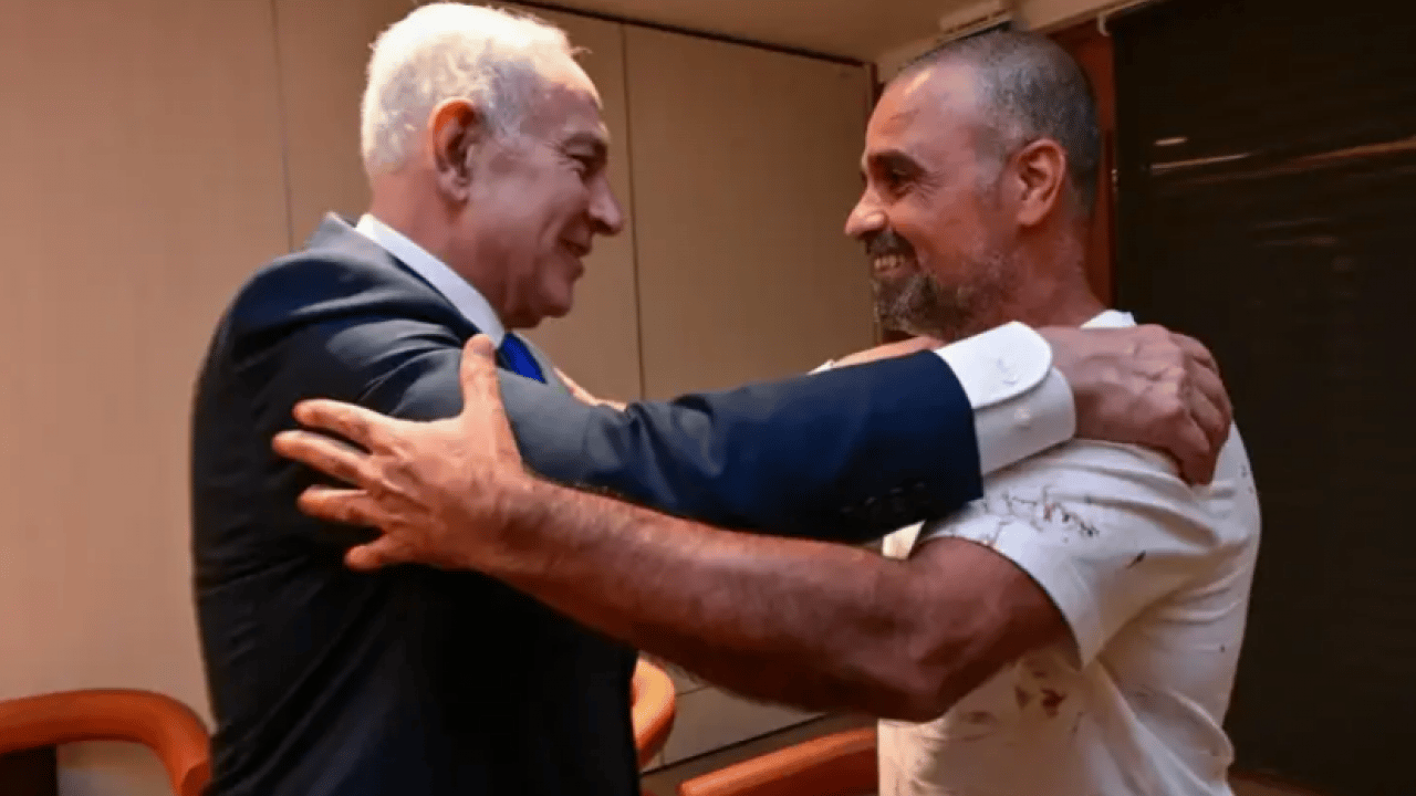 Foto - İşgalci Netanyahu uçak kirizini şova çevirdi: Bıçaklı korsan saldırısını PR malzemesi yaptı