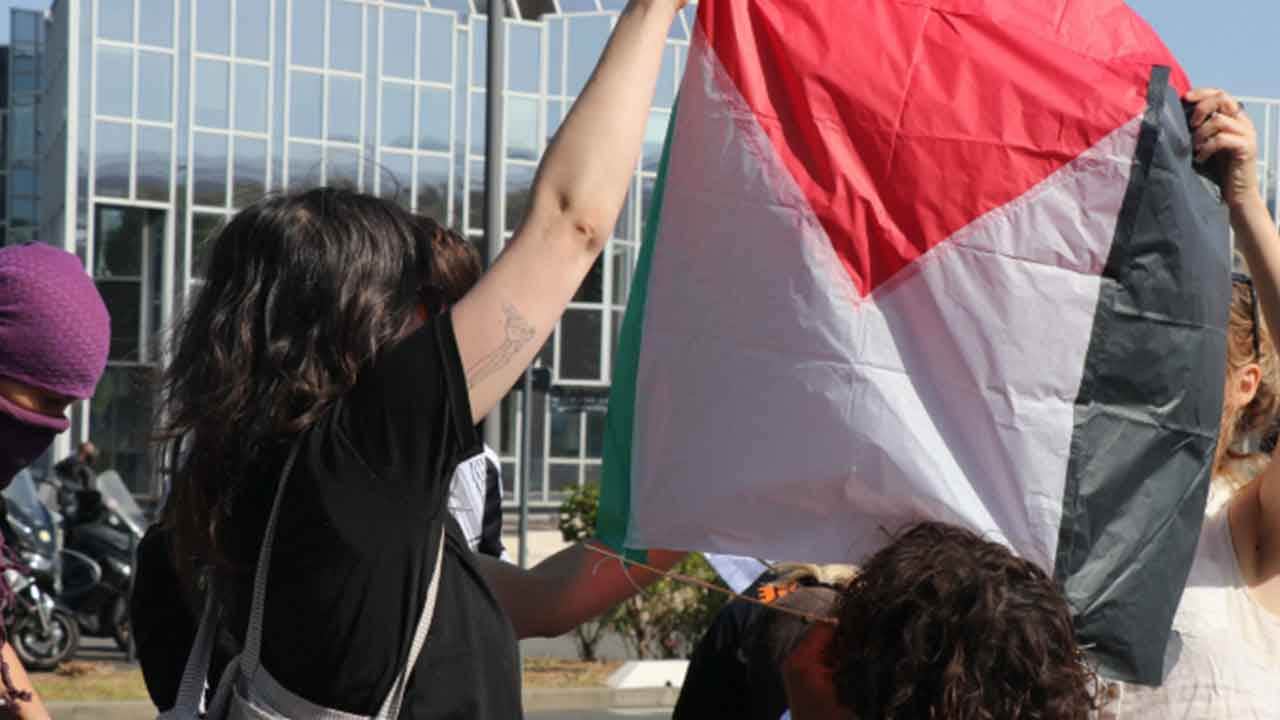 Foto - İsrail'in savunma fuarına katılması ülkeyi karıştırdı: Sokağa inip yolları kapattılar