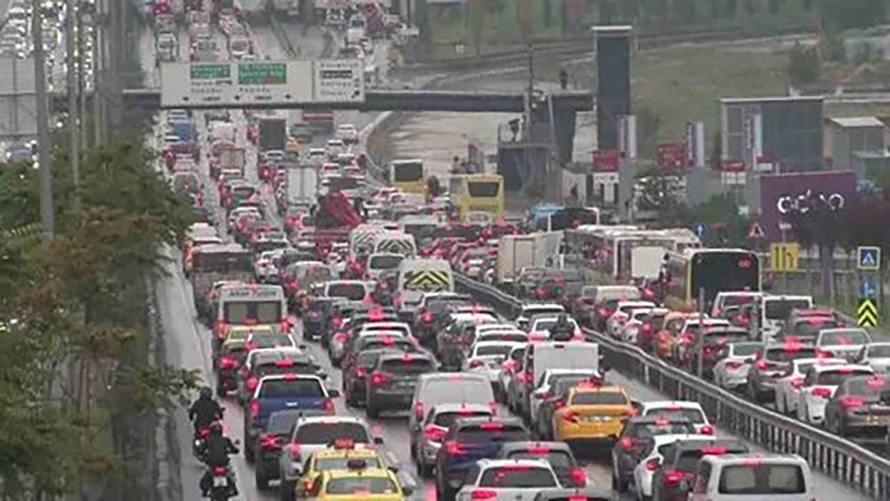 Foto - İstanbul trafiği kilitlendi! Akşam saatlerindeki yağışla birlikte trafik durma noktasına geldi