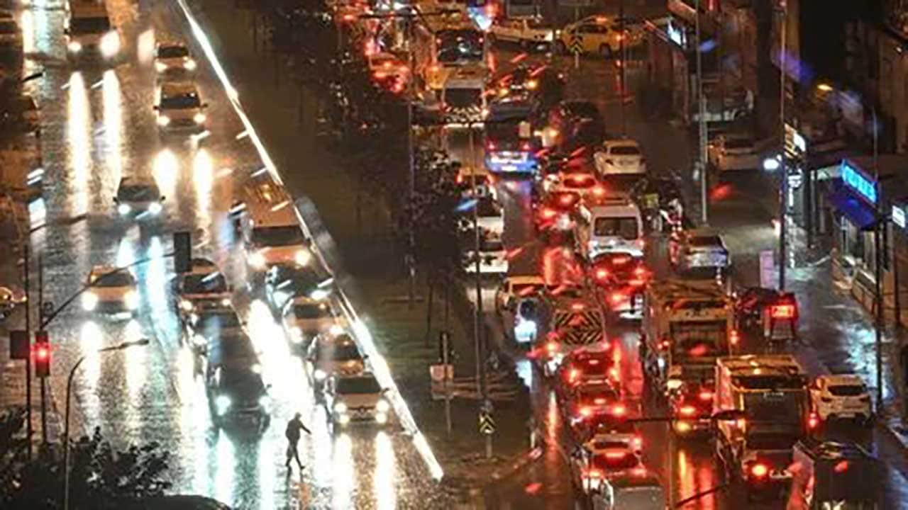 Foto - İstanbul trafiği kilitlendi! Akşam saatlerindeki yağışla birlikte trafik durma noktasına geldi