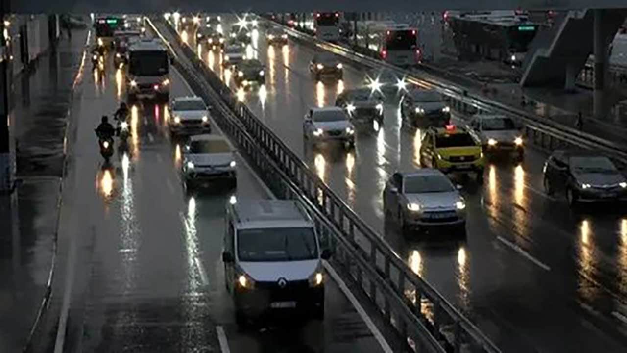Foto - İstanbul trafiği kilitlendi! Akşam saatlerindeki yağışla birlikte trafik durma noktasına geldi