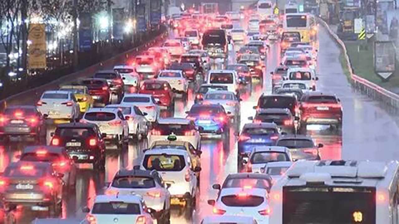 Foto - İstanbul trafiği kilitlendi! Akşam saatlerindeki yağışla birlikte trafik durma noktasına geldi