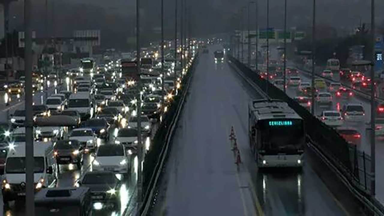 Foto - İstanbul trafiği kilitlendi! Akşam saatlerindeki yağışla birlikte trafik durma noktasına geldi