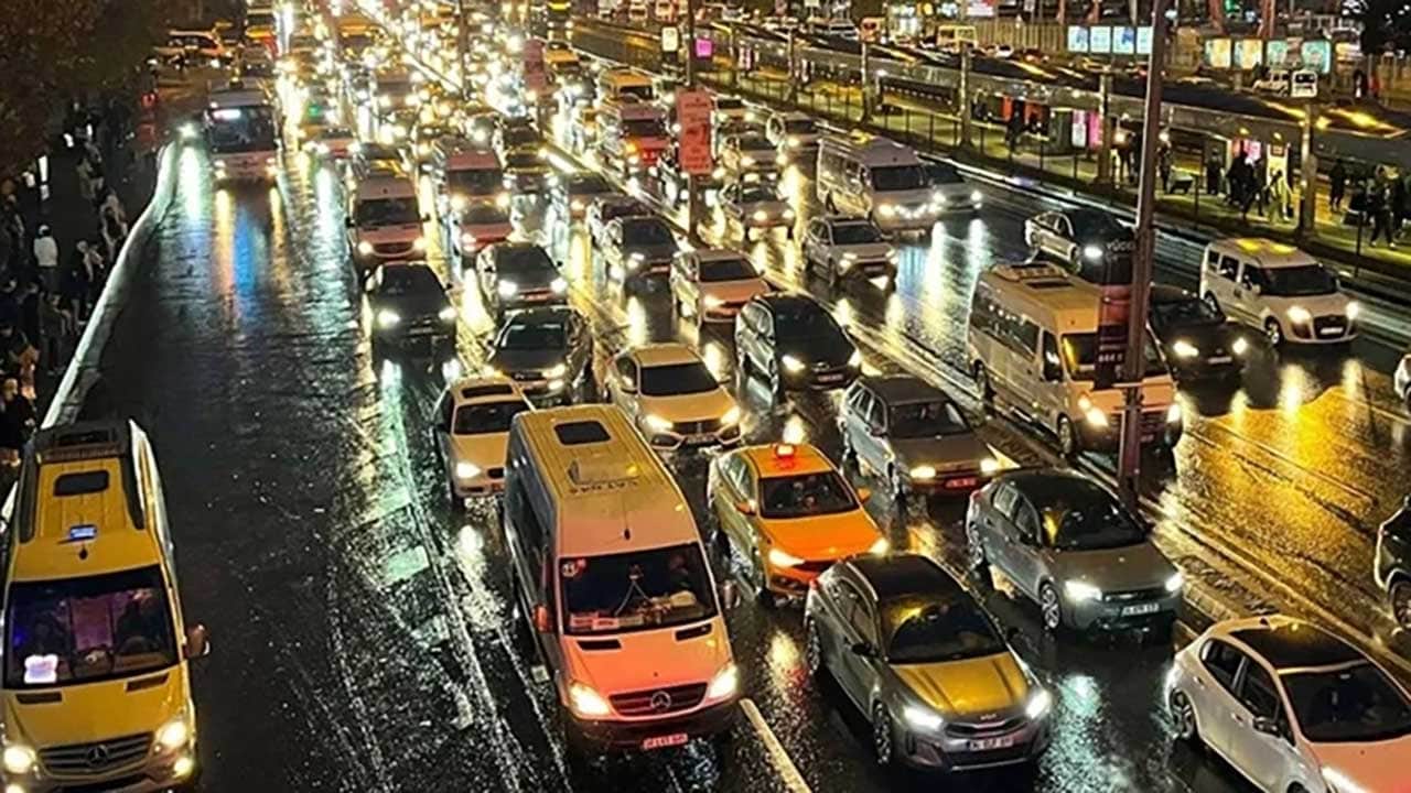 Foto - İstanbul trafiği kilitlendi! Akşam saatlerindeki yağışla birlikte trafik durma noktasına geldi
