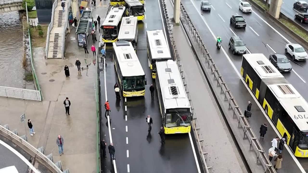 Foto - İstanbul’da artık sıradan bir gün: İETT yine yarı yolda bıraktı!