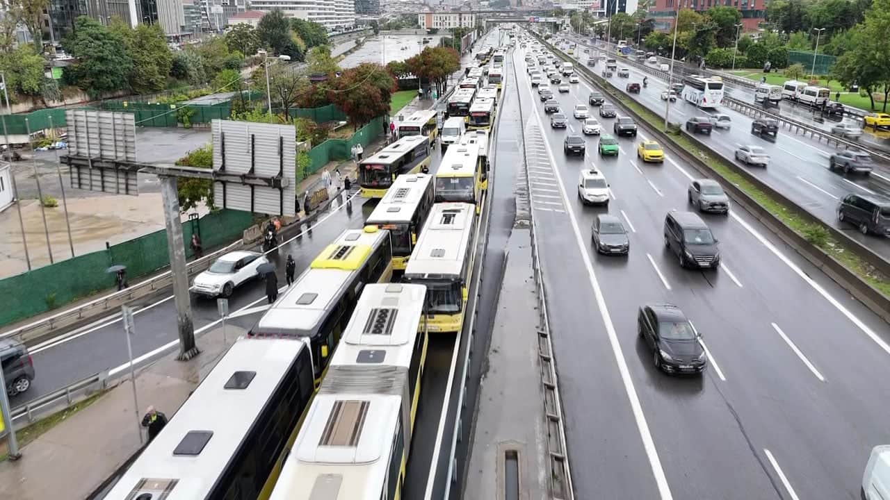 Foto - İstanbul’da artık sıradan bir gün: İETT yine yarı yolda bıraktı!