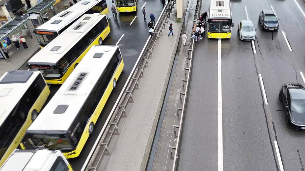 Foto - İstanbul’da artık sıradan bir gün: İETT yine yarı yolda bıraktı!
