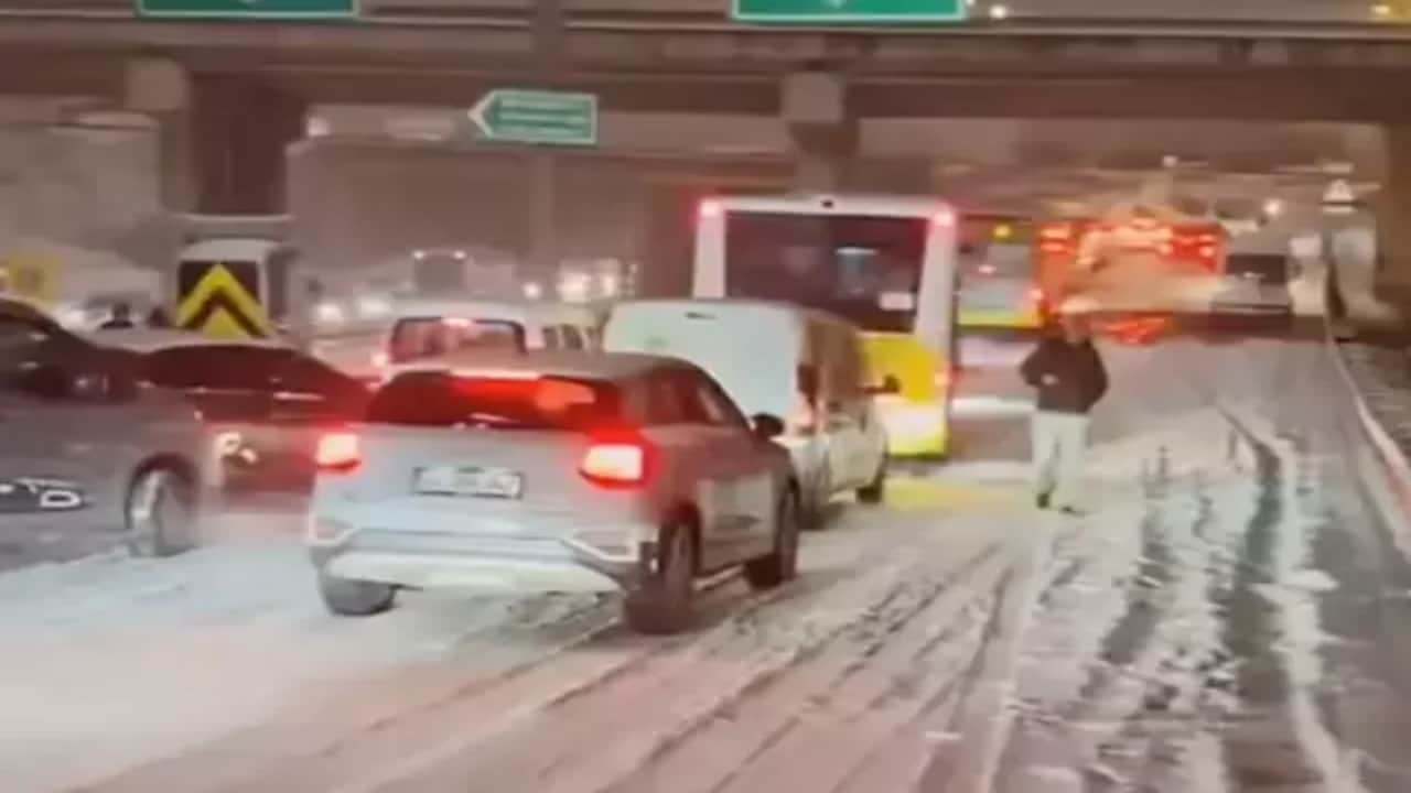 Foto - İstanbul’da hayat durdu! Karlar altında olan şehir için yeni uyarı var