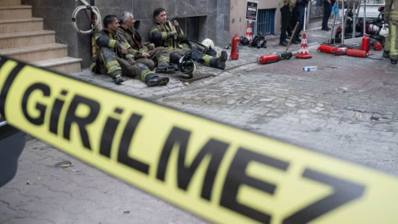 Foto - İstanbul'da otel yangını! Alevler binayı sardı: 12 yaralı