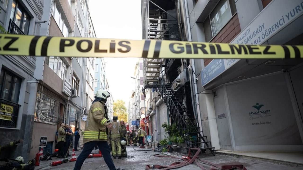 Foto - İstanbul'da otel yangını! Alevler binayı sardı: 12 yaralı
